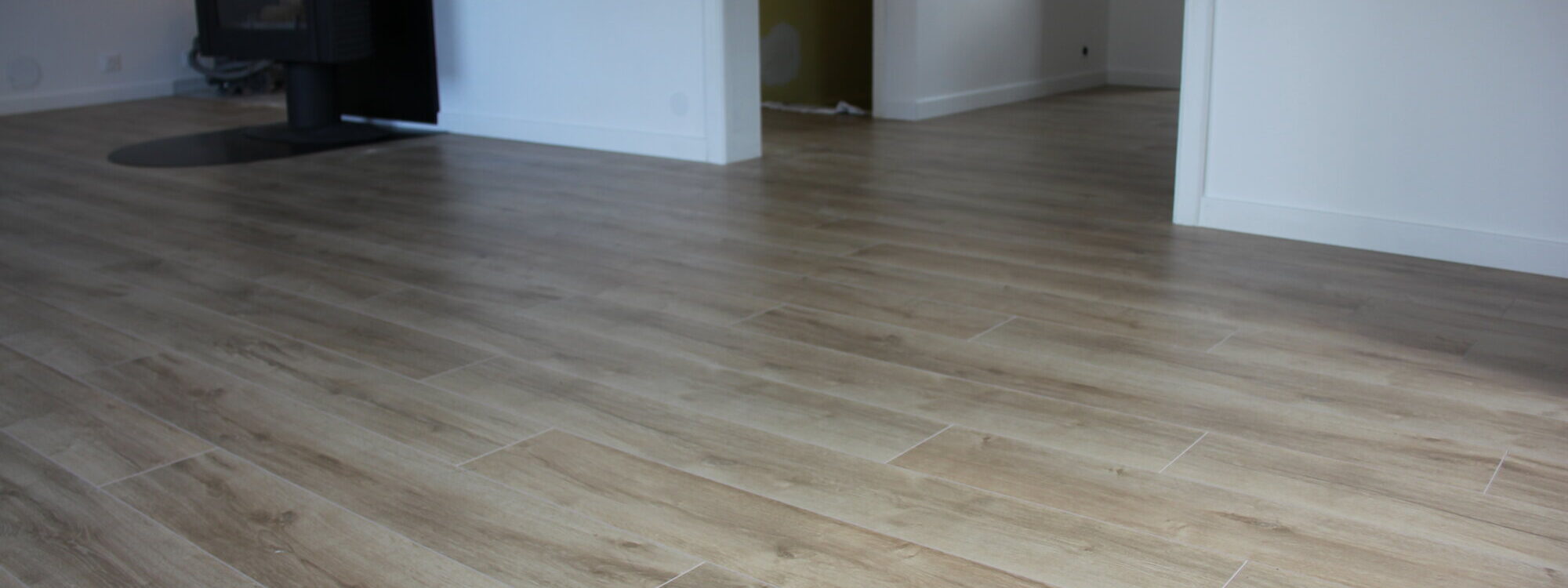 IMG_1282 1 2000X750 | ID Carrelage Pourquoi opter pour un carrelage effet bois plutôt qu’un parquet dans une salle de bain ?